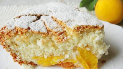 Шарлотка с персиками на скорую руку