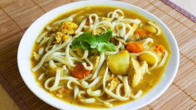 Куриный суп с лапшой, картофелем и сельдереем