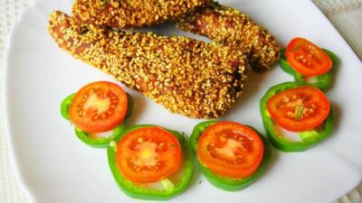 Чесночные куриные палочки в кунжутной панировке