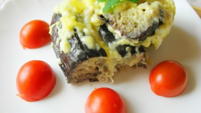 Баклажаны с сыром и яйцами, запеченные под сметанным соусом
