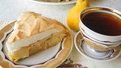 Нежный пирог с грушами и белковым кремом