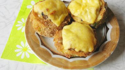 Мини-пиццы из кабачка с курицей и грибами