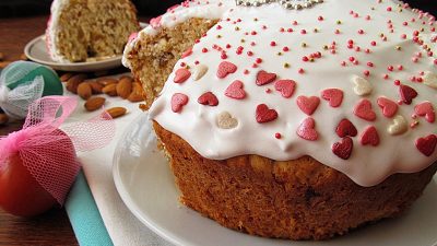 Кулич без дрожжей с миндалем и изюмом