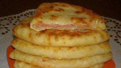 Простые сырные лепешки с ветчиной на сковороде