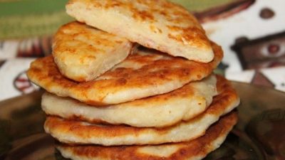 Сырные лепешки с зеленью на кефире в мультиварке