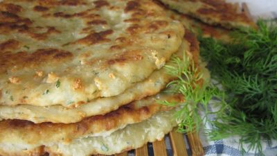 Сырные лепешки на молоке и дрожжах