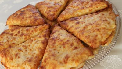 Сырные лепешки с зеленью на сметане