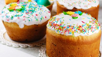 Классический сдобный кулич с изюмом