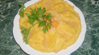 Гороховое пюре с морковкой и зеленью
