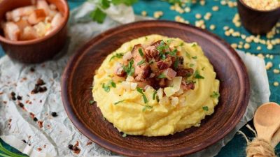 Гороховое пюре со сметаной и копченостями