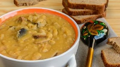 Гороховое пюре с шампиньонами и луком