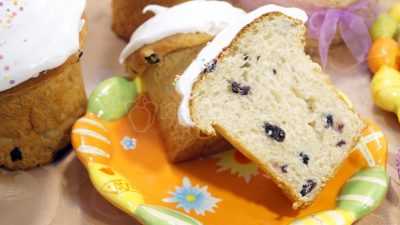 Быстрый сдобный кулич с изюмом