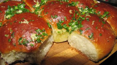 Пампушки с чесноком под крышкой