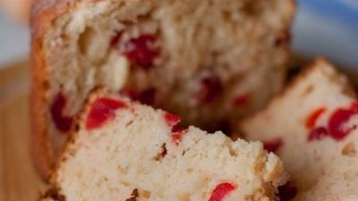 Сдобный кулич на соке с засахаренной вишней