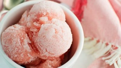 Десерт из замороженных фруктов и йогурта