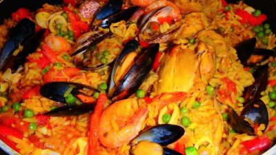 Паэлья с морепродуктами, курицей и горошком