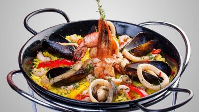 Паэлья с морским коктейлем и чесноком