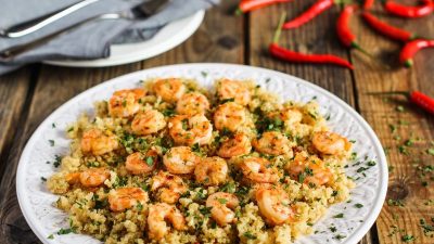 Паэлья с креветками, кукурузой и белым вином