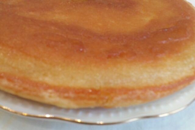 Пирог из манки с медом без сахара на сковороде