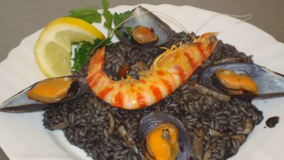 Черная паэлья с королевскими креветками