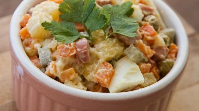 Простой салат «Столичный» с сосисками