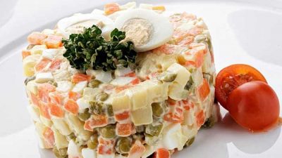 Салат «Столичный» с колбасой и маринованными огурцами