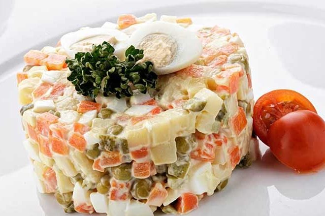 Салат «Столичный» с колбасой и маринованными огурцами