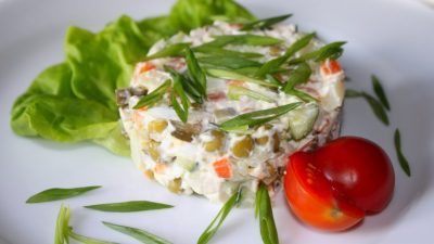 Салат «Столичный» с куриным филе и помидорами