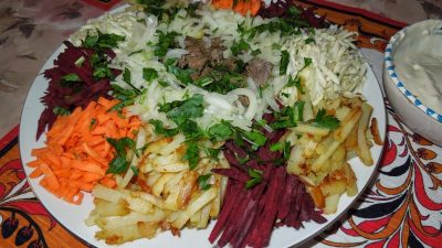 Салат «Козел в огороде» с овощами и картофелем фри