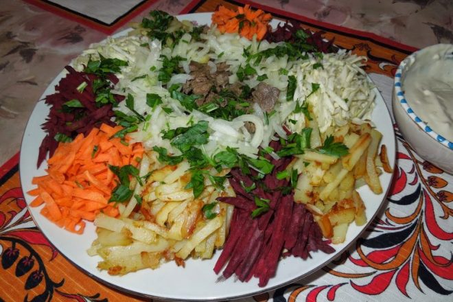 Салат «Козел в огороде» с овощами и картофелем фри