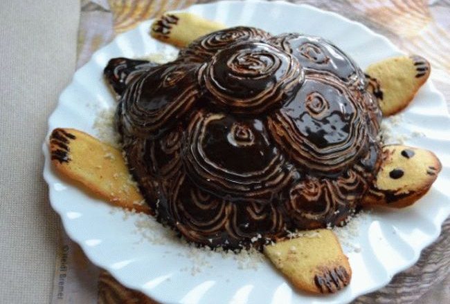 Торт Черепаха со сметаной, шоколадом, пряниками и бананами