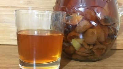 Компот из изюма и кураги в кастрюле