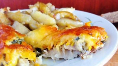 Минтай, запеченный с овощами и колбасным сыром