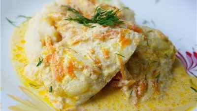 Филе минтая со сметанным соусом