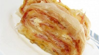 Сырный рулет с помидорами черри