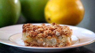 Яблочный крамбл с сухофруктами