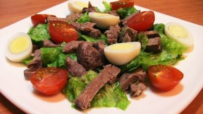 Салат из говядины с перепелиными яйцами