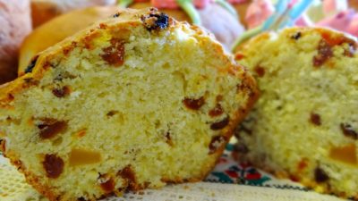 Сдобный кулич на желтках с курагой и изюмом