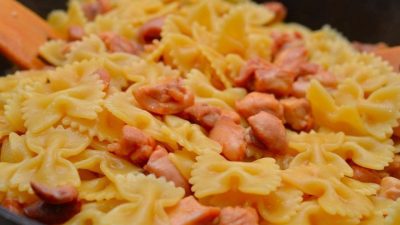 Медовые макароны-бантики с курицей