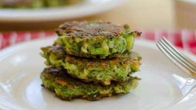 Оладьи из брокколи с моцареллой