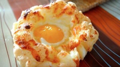 Яичные гнезда с сыром на завтрак