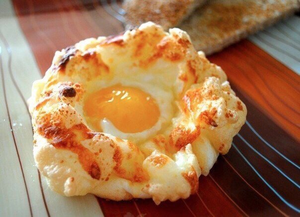 Яичные гнезда с сыром на завтрак
