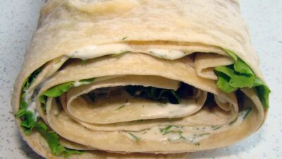 Рулет с курицей и соусом «Цацики»