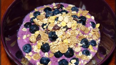 Творожный десерт с ягодами и бананами