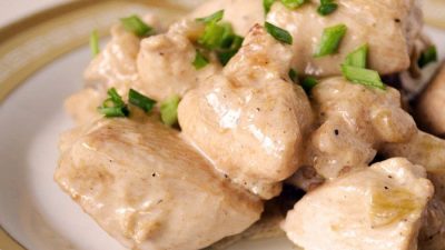 Тушеное мясо в сметане с солеными огурцами