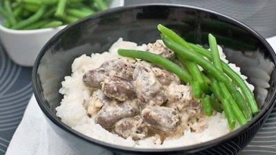 Тушеные куриные сердечки в сметанном соусе с рисом