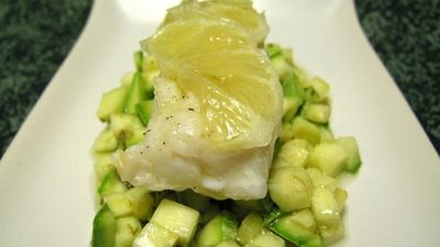 Лимонная треска на пару с кабачками