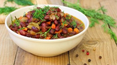 Лобио с помидорами, орехами и зеленью