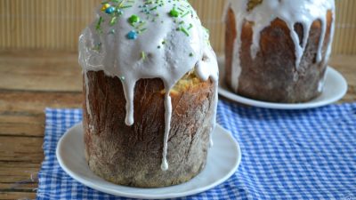 Сдобный кулич с грушей и корицей на сметане