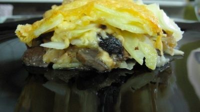 Картофельная запеканка с грибами, сыром и тимьяном